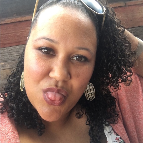 Meet your Posher, Rissa 🤗 - Picture 3 of 4